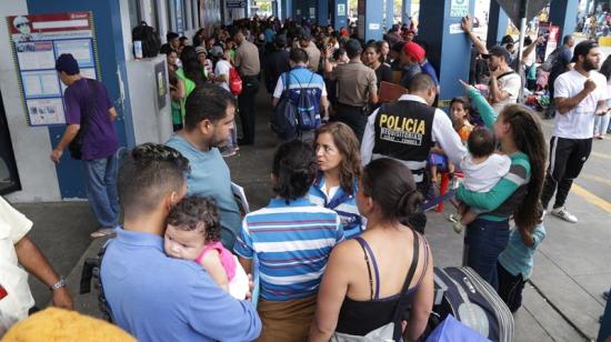  Venezolanos aún hacen largas filas en el Centro Binacional de Atención Fronteriza (Cebaf) en la ciudad fronteriza de Tumbes (Perú). 