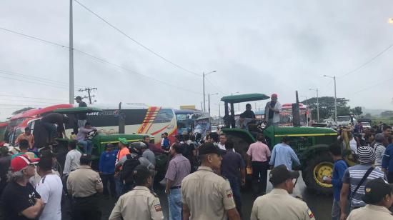Foto archivo de las protestas de los arroceros que bloquean las vías en protesta por el precio de la saca de arroz. 