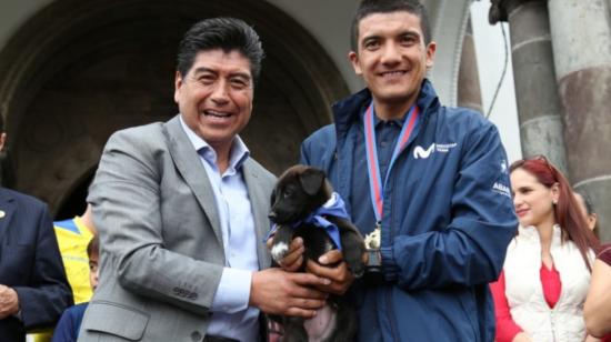 Jorge Yunda obsequió un perro a Richard Carapaz.