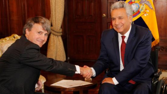 A la izquierda,  el director de Ashmore Group, Mark Coombs y a la derecha, el Presidente Lenín Moreno durante una reunión este martes, 18 de junio, en el Palacio de Carondelet.