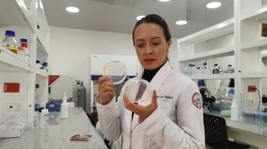 La científica ecuatoriana Linda Guamán, en el laboratorio de la Universidad Tecnológica Equinoccial UTE, el 19 de junio de 2020.