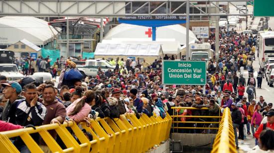 Miles de venezolanos esperan en el paso fronterizo de Rumichaca, en la frontera entre Ecuador y Colombia.