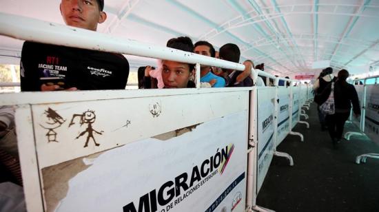 Migrantes venezolanos esperan para ingresar a Ecuador en Rumichaca, puesto fronterizo entre Colombia y Ecuador.