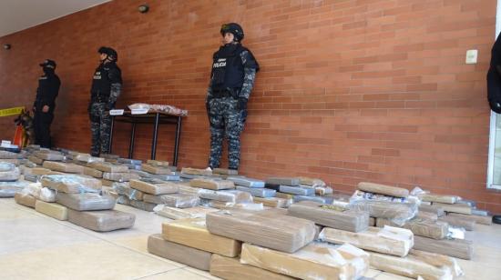 La Policía decomiso 262 kilos de cocaína escondida en varios compartimientos de un buque ecuatoriano. 