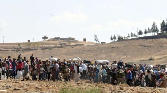 Refugiados sirios esperan en la frontera con Turquía tras dejar sus hogares. Los sirios representan el mayor grupo de refugiados a escala mundial.