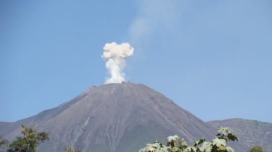 Imagen referencial del volcán Reventador, tomada el 11 de marzo de 2011, publicada en la cuenta de Flickr del Ministerio de Ambiente de Ecuador.