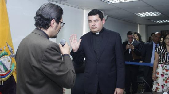 El sacerdote José Tuárez durante su posesión como presidente del CPCCS, el 13 de junio del 2019.