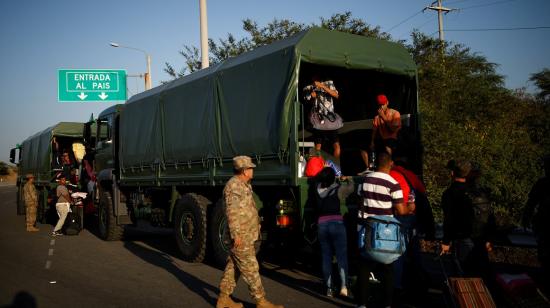 Venezolanos aún tratan de cruzar Tumbes sin visado, ciudad fronteriza entre Perú y Ecuador. 