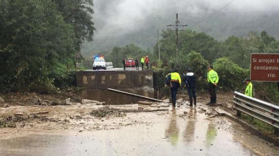 Un aluvión ocurrido en el kilómetro 14 de la vía Baeza-Papallacta provocó el colapso del puente sobre el río Guango.