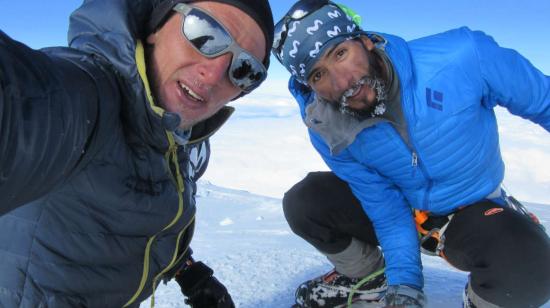 El montañista Karl Egloff, junto a su amigo Nicolás Miranda.