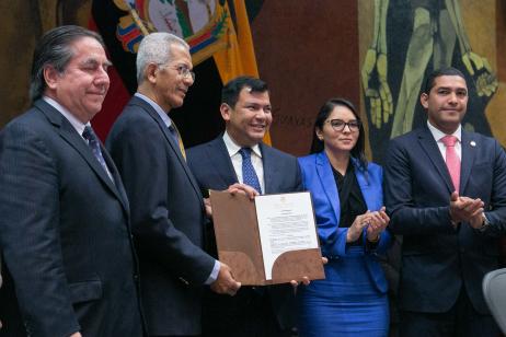 El presidente de la Asamblea, César Litardo, se declara en comisión general para condecorar al doctor KléberValencia, por su vocación de servicio y entrega a las causas sociales. 