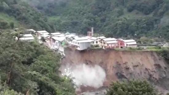 Momento en el que una casa se derrumba en la ciudad de Baños.