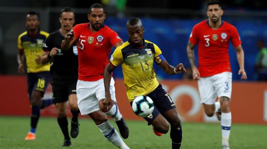 Enner Valencia 8amarillo) pelea la pelota con el defensa chileno Jean Beausejour 