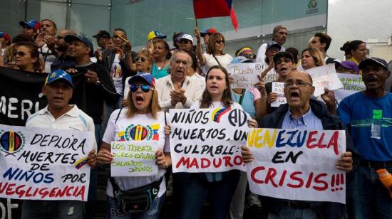 Manifestantes venezolanos hicieron un plantón el pasado 21 de junio ante la oficina del PNUD en Caracas.  