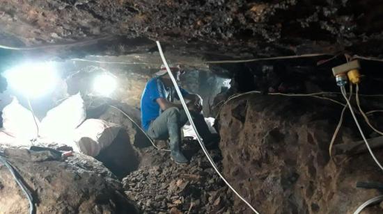 Mineros ilegales en los socavones que abrieron en la mina de oro.