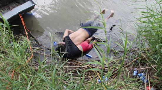 Fotografía a los cuerpos sin vida de un migrante y su bebé a una orilla del Río Bravo en Matamoros, frontera con EE.UU., en el estado de Tamaulipas, México.