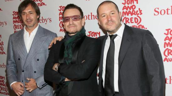 Marc Newson, diseñador de Apple, y Bono, vocalista del grupo de rock U2, junto a Jony Ive, quien abandona Apple.