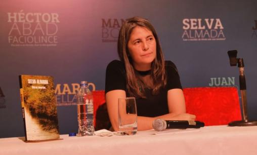 La escritora argentina Selva Almada durante su charla en El Centro Cultural Benjamín Carrión, en Quito.