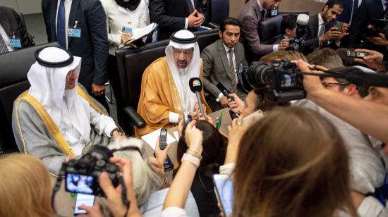 El ministro saudí de Energía, Khalid al-Falih (c), atiende a los medios durante una reunión de la Organización de Países Exportadores de Petróleo (OPEP)