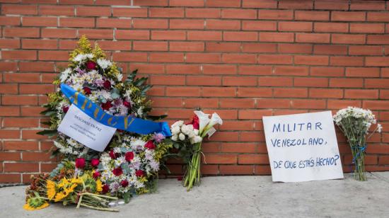 Vista de flores y mensajes en la entrada del Comando General de la Armada Bolivariana este lunes en honor al capitán venezolano, Rafael Acosta Arevalo, en Caracas (Venezuela). EFE/ Rayner Peña R.