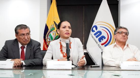 El consejero José Cabrera, la presidenta Diana Atamaint y Enrique Mafla, en la rueda de prensa sobre el nuevo sistema electoral.