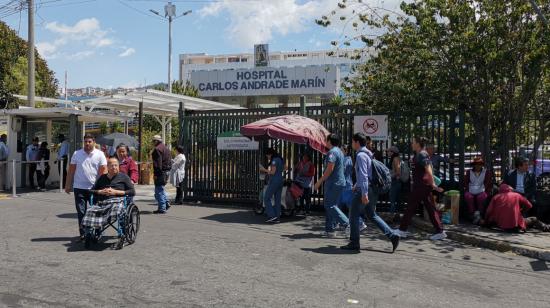 Pacientes en las afueras del hospital Carlos Andrade Marín, el 3 de julio de 2020.