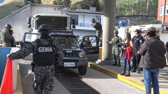 Policías y militares durante un control vehicular en Imbabura.