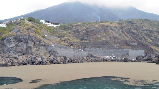 El mar en la localidad de Ginostra está cubierto con cenizas, luego de la explosión del volcán Stromboli. 