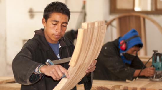 Jóvenes de Loja fabrican artesanías en madera