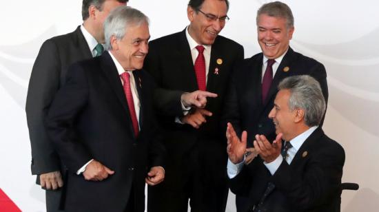 Desde la izquierda, el Canciller de México y los  presidente de Chile, Perú y Colombia saludan al Mandatario Len+in Moreno.