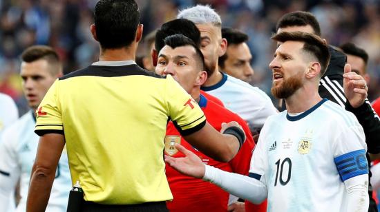 El árbitro paraguayo Mario Díaz de Vivar expulsa a Gary Medel (c) de Chile y Lionel Messi de Argentina, durante el partido Argentina-Chile por el tercer puesto.