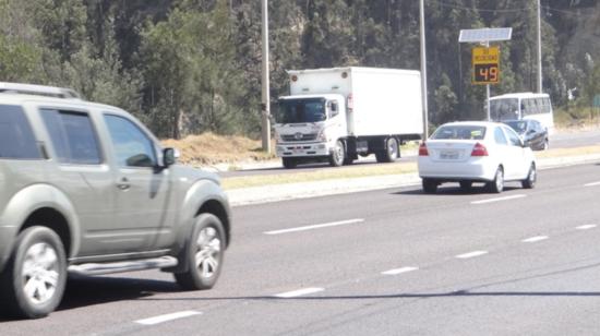 Autos circulan por la avenida Simón Bolívar, una de las más importantes de Quito, el 7 de julio de 2020