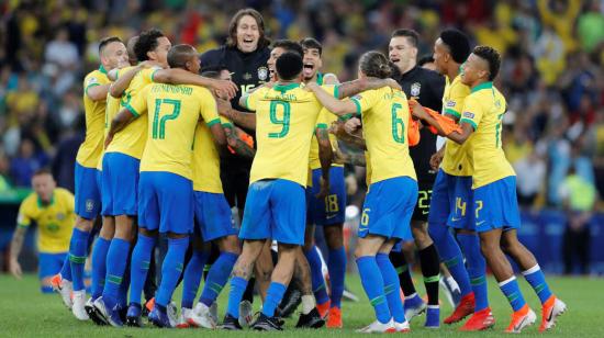 Jugadores de Brasil festejan una nueva copa América frente a Perú.