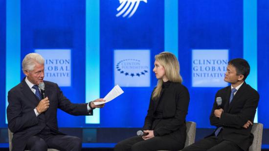 Elizabeth Holmes durnte un foro en septiembre de 2015, junto al expresidente de Estados Unidos Bill Clinton y el CEO de Alibaba, Jack Ma.