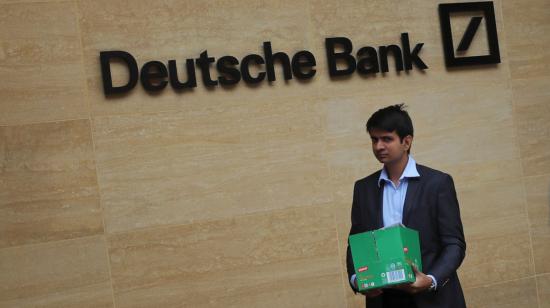 Un ejecutivo abandona una de las sedes de Deutsche Bank, portando una caja con sus pertenencias.