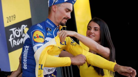 Julian Alaphilippe celebra con la camiseta amarilla en una de las etapas del Tour de Francia 2019. 