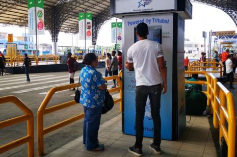 En la estación Daule de la Metrovía funciona, desde el 27 de junio, una máquina que recolecta botellas tipo PET. 