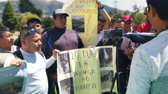 Grupo de mineros irregulares realizó ayer un plantón en el parque El Arbolito para exigir la entrega su regularización.