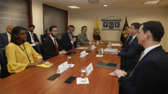 La fiscal Diana Salazar, el secretario anticurrupción Iván Granda, el procurador Iñigo Salvador, el contralor Pablo Celi, junto a los representantes de Odebrecht Sebastián Valle, Thiago Ribeiro y Felix Martins, durante la reunión en Procuraduría, en julio de 2019.