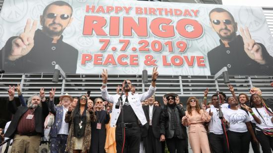 Ringo Starr en el centro, en plena celebración de su cumpleaños 79, en Los Angeles.
Featuring: Peter Jackson, Sheila E., Richard Lewis, Ringo Starr, David Lynch, Don Was
Where: Los Angeles, California, United States
When: 07 Jul 2019
Credit: Sheri Determan/WENN.com