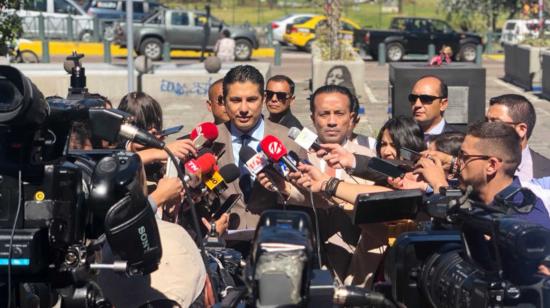 Fernando Balda habla con periodistas tras presentar a denuncia en la Fiscalía.