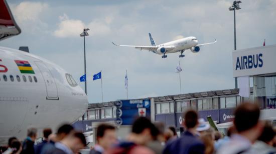 Imagen de archivo del 20 de junio de 2019 de un Airbus A350-1000 aterrizando en París.