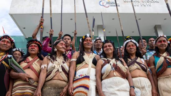 Mujeres huaorani en los exteriores de la unidad Judicial de Puyo, Pastaza.