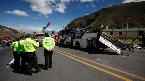 Agentes observan el lugar del accidente de un bus de pasajeros ocurrido el martes 14 de agosto de 2018, en el sector de Papallacta.