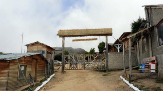 La fachada del campamento del proyecto minero Río Blanco, en Azuay.