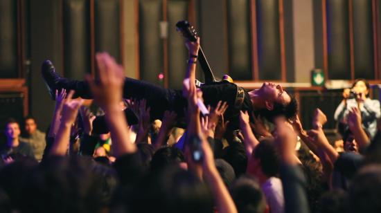 Roger Ycaza, de Mamá Vudú, hace crowdsurfing, en un fotograma de 'Estación Polar', de David Holguín