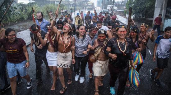 Mujeres huaorani festejan la decisión de la justicia sobre la consulta previa.