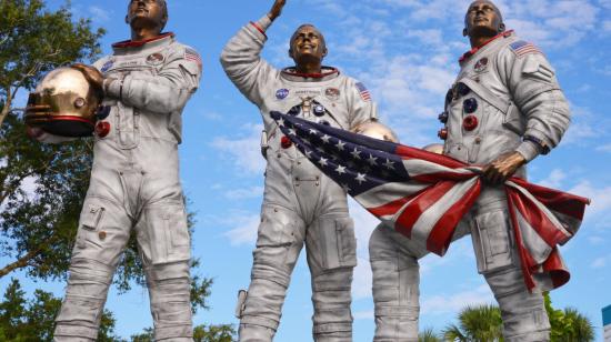 Estatua de los astronautas Michael Collins, Neil Armstrong y Buzz Aldrin, tripulantes del Apolo 11.