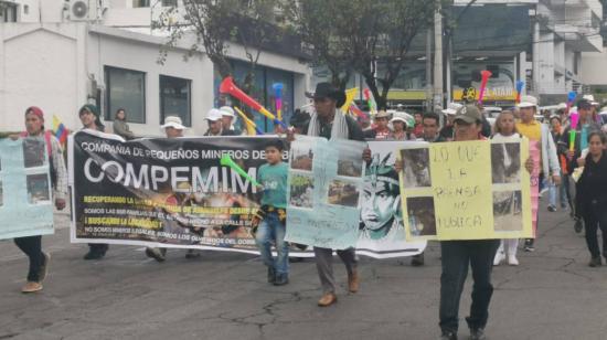 Marcha de mineros ilegales en Quito.
