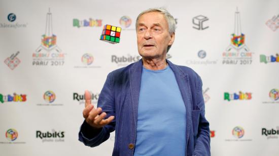 Erno Rubik, el creador del juego que lleva su nombre, durante el campeonato de Cubo de Rubik más grande del mundo realizado en Aubervilliers, cerca de París, en 2017.